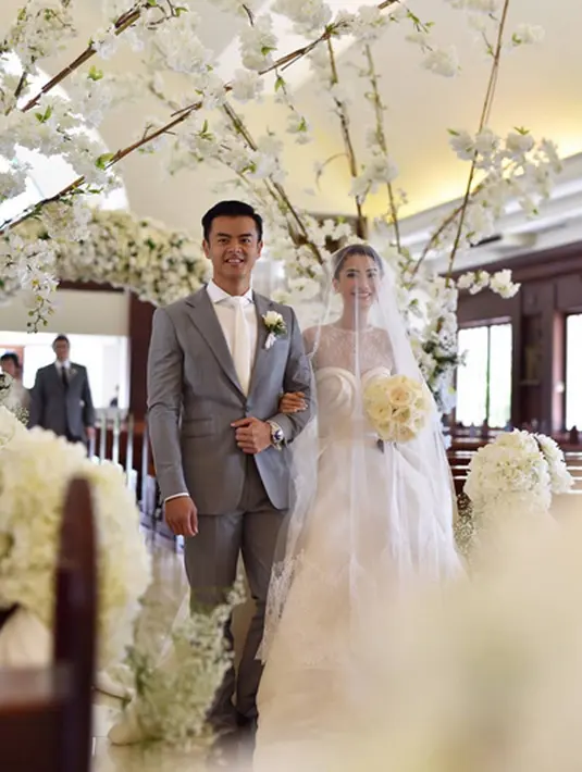 Jelang mengucap janji sehidup semati yang bertepatan dengan Idul Adha, Dion Wiyoko melakukan serangkaian adat menurut leluhurnya. Dion yang akan mempersunting Fiona Anthony menjalani proses adat Tionghoa. (Instagram/mrmrswiyoko)