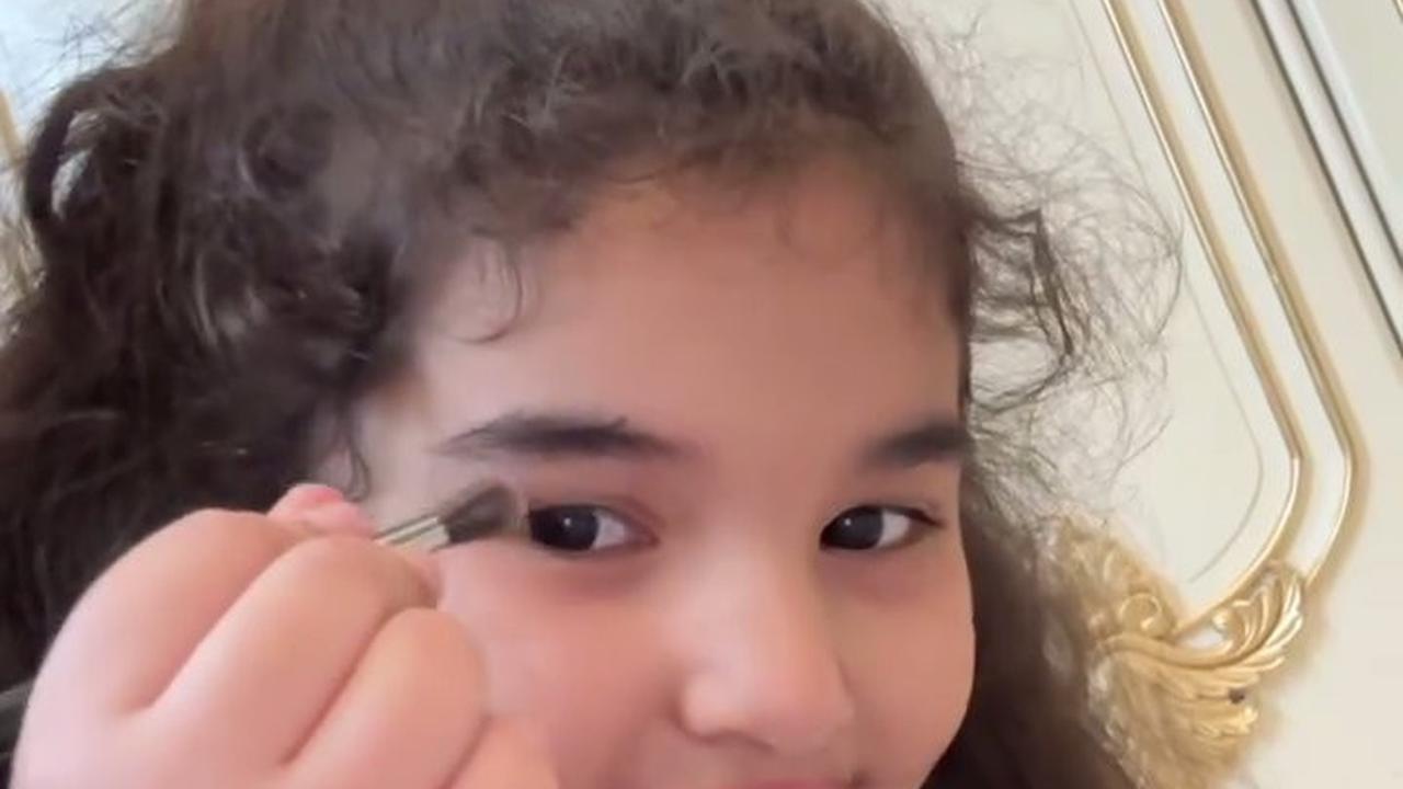 Ayang Anak Tasya Farasya Beri Tutorial Makeup Jadi Princess Aurora, Sudah Jago Tanpa Pakai Cermin