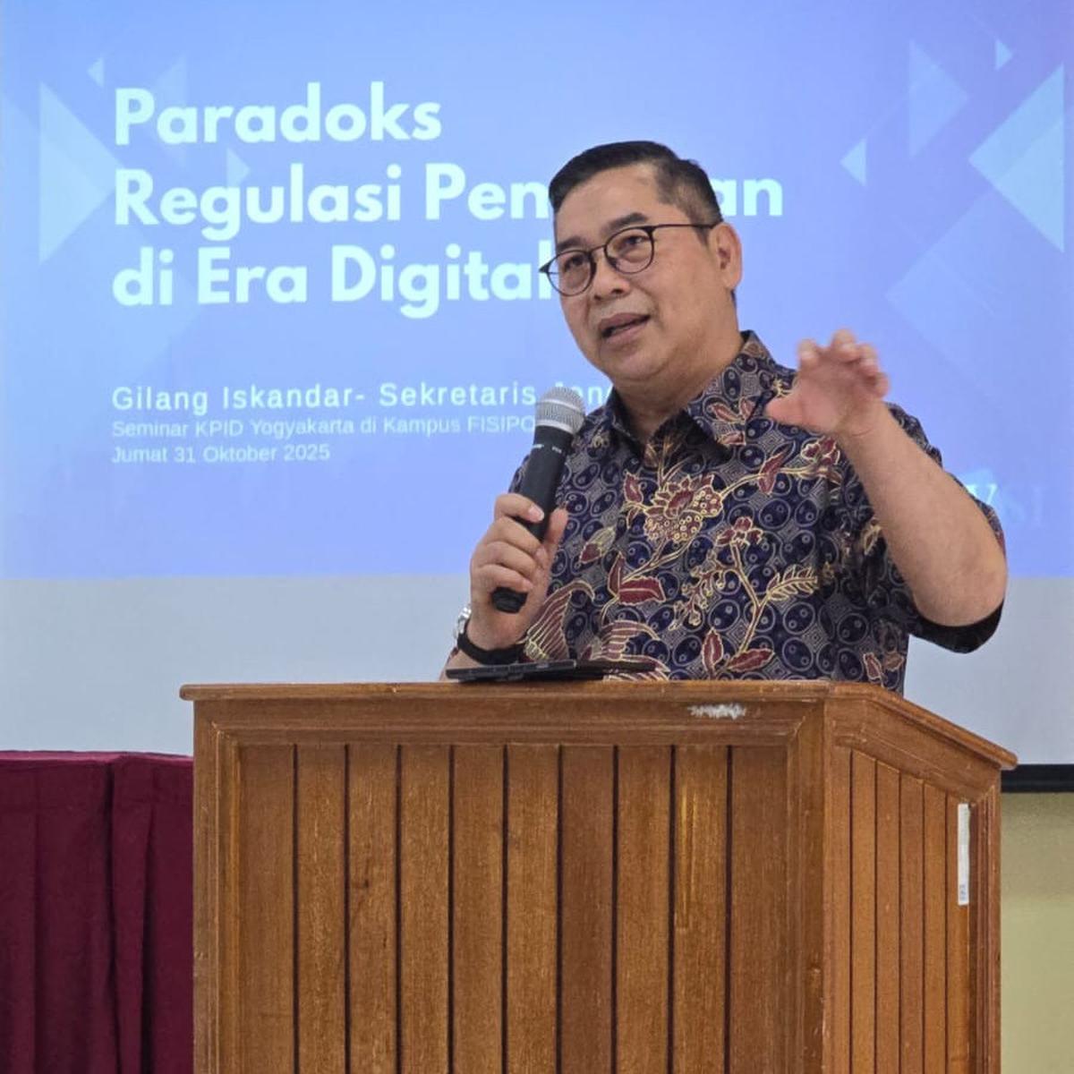 Sekjen ATVSI Gilang Iskandar saat menjadi pembicara di seminar bertajuk 'Keadilan Untuk Siapa : Sebuah Paradoks Regulasi Penyiaran Konvensional dan Digital' di kampus FISIPOL Universitas Gadjah Mada (UGM)