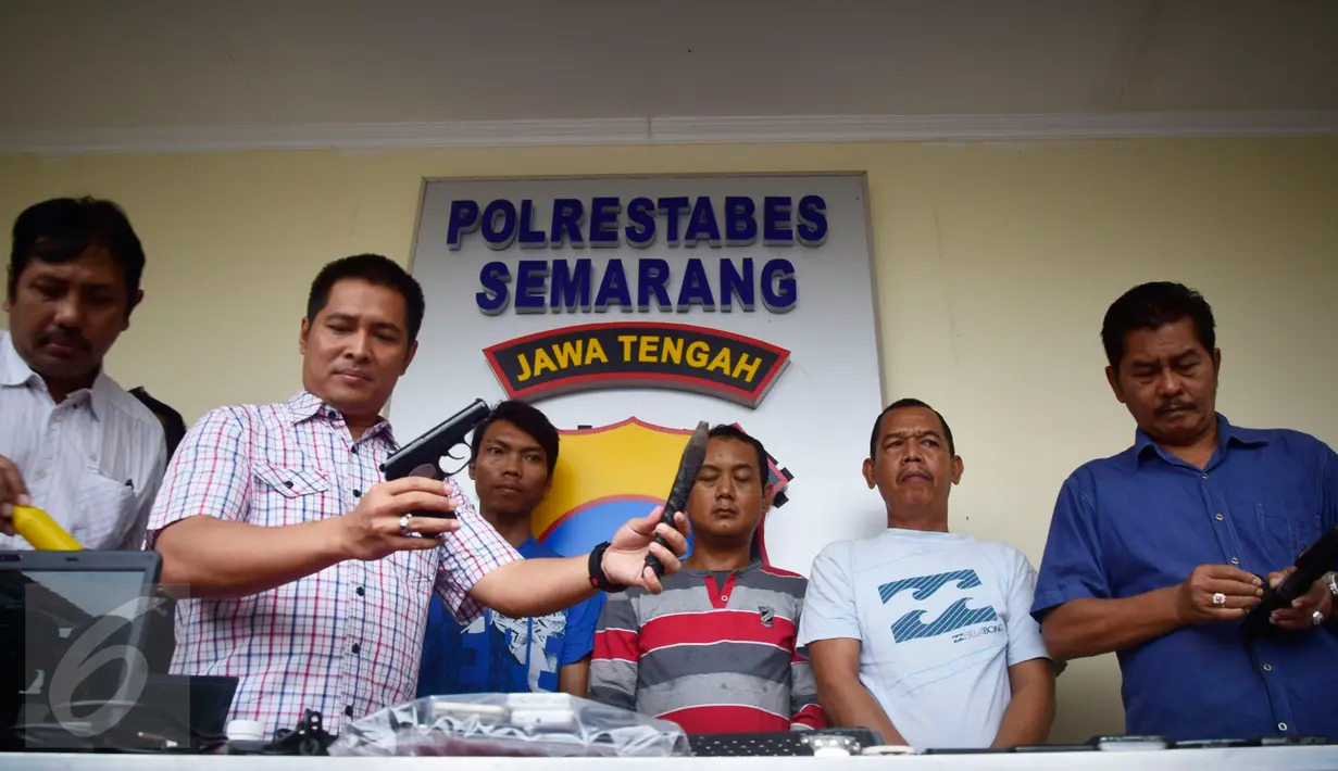 Tim Resmob Polrestabes Semarang saat rilis barang bukti milik komplotan pencuri spesialis rumah kosong di Halaman Polrestabes Semarang , Minggu ( 19/6). Berbagai barang di gondol oleh pelaku mulai  dari barang elektronik hingga perhiasan. (Gholib)
