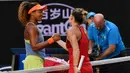 Petenis asal Rumania, Simona Halep bersalaman dengan petenis Jepang Naomi Osaka di putaran keempat di kejuaraan tenis Australia Terbuka di Melbourne, (22/1). Halep akan menghadapi Barbora Strycova atau Karolina Pliskova. (AFP Photo/Paul Crock)