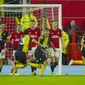 Selebrasi bek Bournemouth, Marcos Senesi (ketiga kanan) setelah mencetak gol ketiga timnya ke gawang Manchester United pada laga pekan ke-16 Liga Inggris 2023/2024 di Old Trafford Stadium, Sabtu (9/12/2023). (AP Photo/Jon Super)