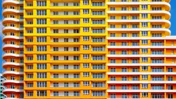 Sebuah hunian dengan warna pelangi yang bernama Sweet Poison yang diabadikan oleh seorang fotografer, Yener Torun. Torun merupakan seorang fotografer yang suka mengabadikan gambar gedung atau bangunan yang unik. (Dailymail.co.uk)