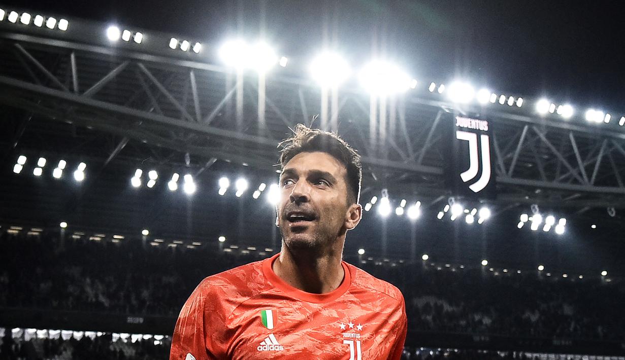 Gianluigi Buffon merupakan legenda hidup Juventus. Buffon ternyata pernah berpindah klub menuju PSG pada 2018 lalu. Namun, kariernya di Les Parisiens hanya bertahan satu musim saja dan kembali menuju Turin. Saat ini dirinya memutuskan pindah ke klub pertamanya, Parma. (Foto: AFP/Marco Bertorello)