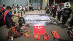 Sejumlah orang yang tergabung dalam warga Dairi Sumatera Utara menggelar aksi di depan Kedutaan Besar China di Jakarta, Rabu (24/8/2022). Dalam aksinya mereka menolak tambang di daerah Dairi dikarenakan dapat membahayakan lingkungan serta jiwa penduduk sekitar. (Liputan6.com/Faizal Fanani)