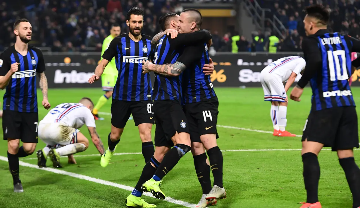 Gelandang Inter Milan Radja Nainggolan (tengah kanan) memeluk Danilo D'Ambrosio usai mencetak gol ke gawang Sampdoria pada Serie A di Stadion San Siro, Milan, Minggu (17/2). Nainggolan mencetak gol penentu bagi Inter Milan. (Miguel MEDINA/AFP)