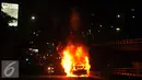 Sebuah mobil sedan Toyota Vios bernopol B 8006 XO terbakar di Jembatan layang Slipi, Jakarta, Rabu (17/5). Tidak ada korban jiwa dalam kejadian itu, namun kejadian itu mengakibatkan kemacetan panjang. (Liputan6.com/Gempur M Surya)