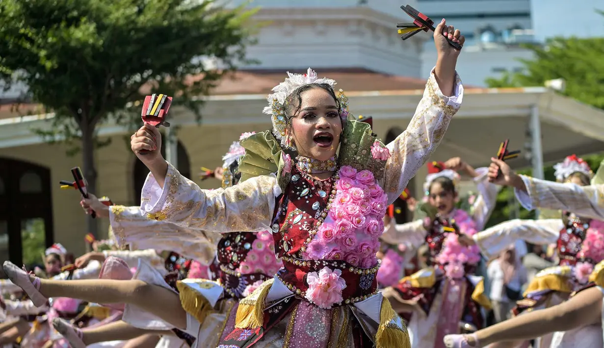 Para penari menampilkan tarian Yosakoi saat kegiatan Festival Remo-Yosakoi di Surabay, Minggu, 12 Juli 2026. (AFP/ Juni Kriswanto)