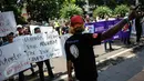 Aksi simpatik massa dari Persaudaraan Korban Napza Indonesia di depan Kedubes Filipina, Jakarta, Selasa (11/10). Mereka memberikan surat kepada perwakilan dari Kedubes Filipina agar ikut membantu menghentikan tindakan Duterte. (Liputan6.com/Faizal Fanani)