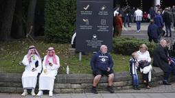 Penggemar Newcastle duduk di luar lapangan sebelum pertandingan sepak bola Liga Premier Inggris antara Newcastle dan Tottenham Hotspur di St. James' Park di Newcastle, Inggris, Minggu 17 Oktober 2021. (AP/Jon Super)