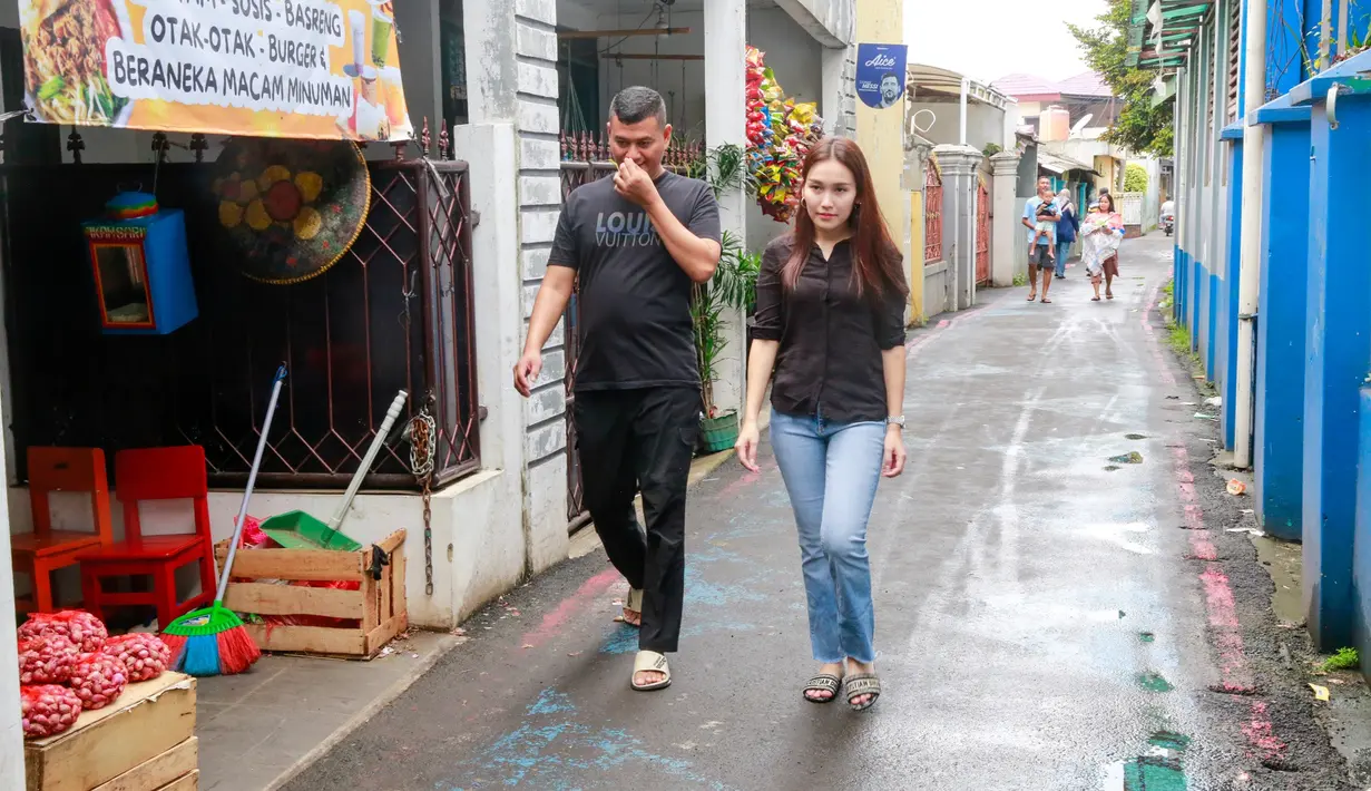 Ayu Ting Ting turut memberikan suaranya mengenakan kemeja hitam dan celana jeans. Calon istri Muhammad Fardhana itu juga menambahkan sentuhan branded item pada penampilannya dengan mengenakan Dior Dway Sandals. [Foto: KLY/ M Akrom Sukarya]