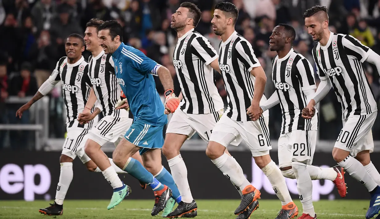 Pemain Juventus merayakan kemenangannya usai melawan AC Milan dalam pertandingan Serie A Italia di Stadion Allianz di Turin (31/3). Pada pertandingan ini Juventus menang 3-1 atas AC Milan. (AFP Photo/Marco Bertorello)