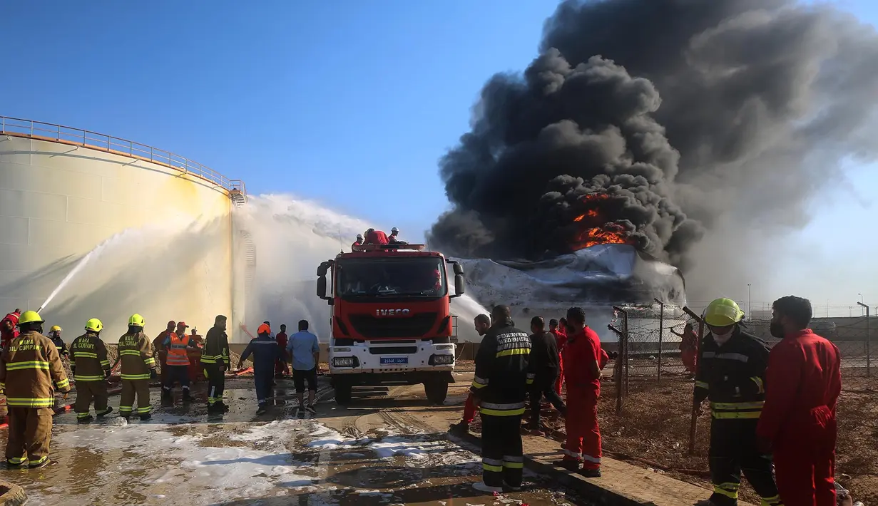 Petugas pemadam kebakaran berupaya memadamkan kebakaran di kilang minyak Zawiya setelah serangan pesawat nirawak di Zawiya, Libya, Selasa, 11 Agustus 2026. (AP/Yousef Murad)