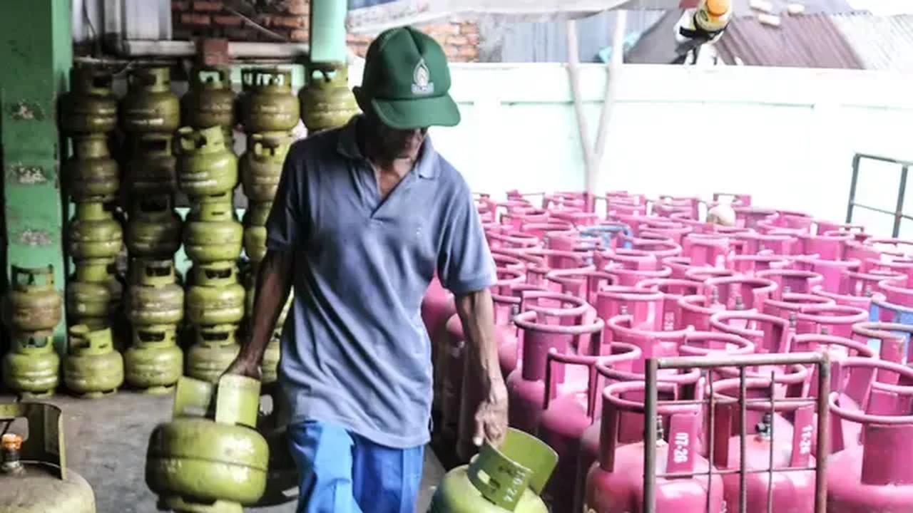 Dengan dasar temuan itu, pihaknya langsung memberikan teguran serta meminta pihak pengelola untuk mengganti dengan elpiji non-subsidi 12 kilogram saat itu juga.