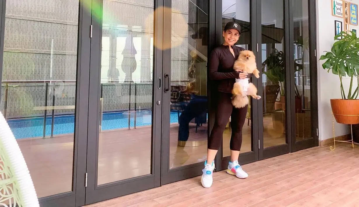 Kunjungan Melaney untuk konsultasi tentang pernikahannya dengan Tyson menimbulkan banyak rumor mengenai keretakan rumah tangga mereka. Melaney mengatakan, hingga kini belum bisa menjelaskan dengan detail apa alasannya. (Instagram/melaney_ricardo)