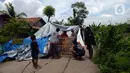 Warga membangun tenda saat banjir di Desa Sindangsari, Kabupaten Bekasi, Jawa Barat, Rabu (24/2/2021). Sebagian rumah warga masih terendam banjir yang disebabkan jebolnya tanggul Sungai Citarum dan luapan Sungai Ciherang. (merdeka.com/Imam Buhori)