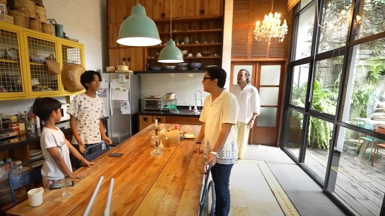 7 Potret Dapur Widi Mulia dan Dwi Sasono yang Unik, Artistik - Ada Rak Custom dari Barang Bekas