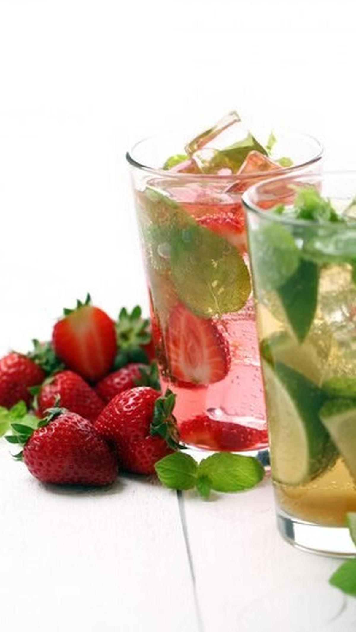 Campurkan 3 buah stroberi (potong setengah), 2 buah belimbing (potong kecil-kecil), dan 3 lembar daun mint ke dalam satu botol air mineral. Diamkan dalam kulkas selama 12–24 jam untuk hasil terbaik.