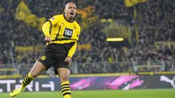 Pemain Borussia Dortmund, Donyell Malen, melakukan selebrasi setelah mencetak gol ke gawang SC Freiburg pada laga Liga Jerman di Stadion Signal Iduna Park, Sabtu (10/2/2024). Donyell Malen dan Niclas Fuellkrug kompak menyumbang gol kemenangan. (AP Photo/Martin Meissner)