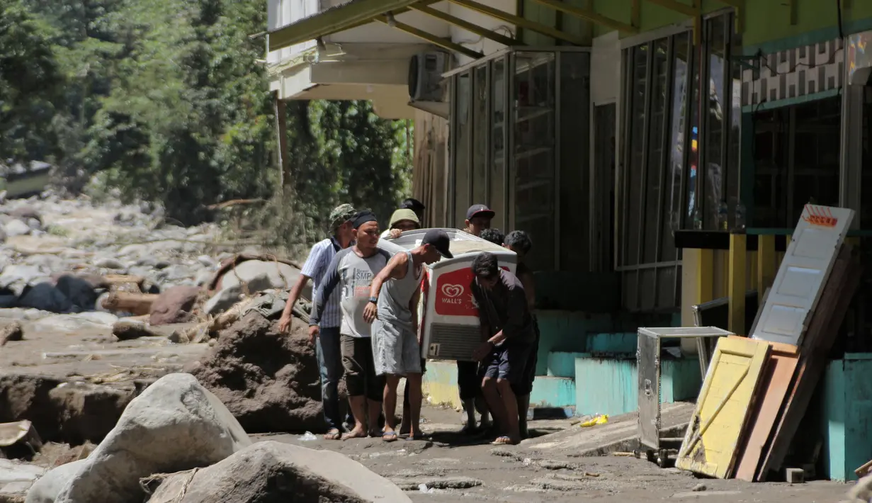 Hingga Minggu (12/5/2024), tercatat 34 orang meninggal dunia akibat terjangan banjir bandang dari sungai yang berhulu di Gunung Marapi. (AP Photo/Fachri Hamzah)