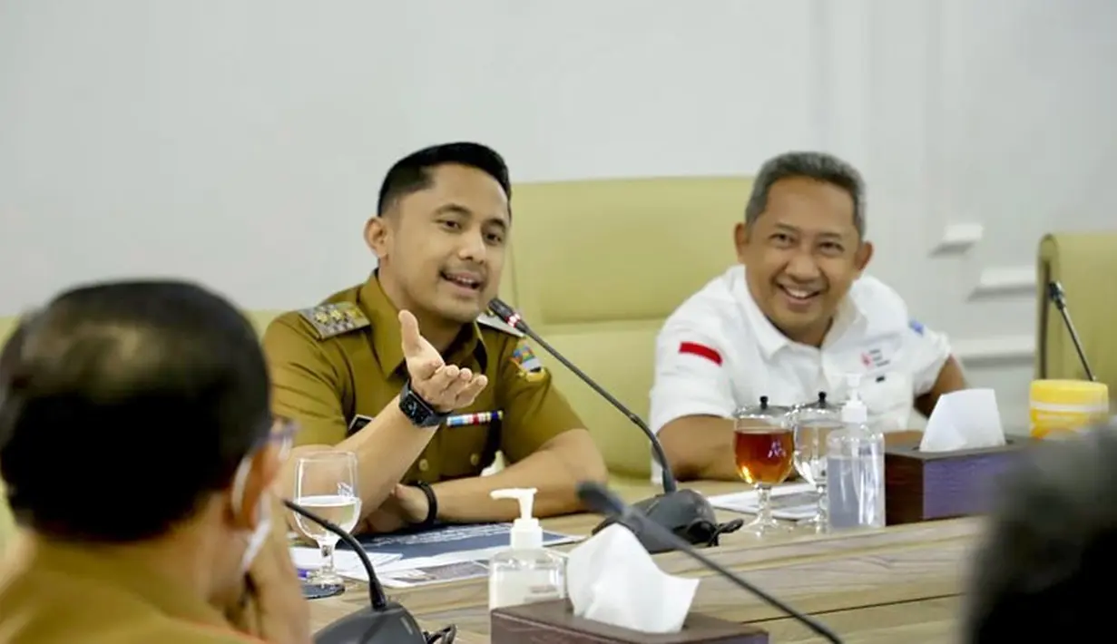 <p>Hengky Kurniawan kini disibukan menjadi Plt Bupati Bandung Barat yang harus menjalankan tugas-tugas demi kepentingan masyarakat. (FOTO: instagram.com/hengkykurniawan)</p>