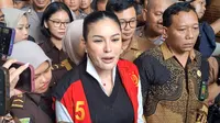 Nikita Mirzani tanggapi tuntutan JPU yakni 11 tahun penjara dan denda Rp2 miliar subsider 6 bulan kurungan. Ia mengaku tak masalah karena baru tuntutan.