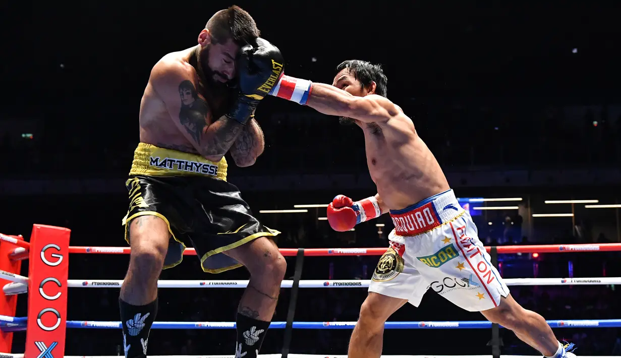 Petinju Filipina Manny Pacquiao mendaratkan pukulan ke petinju Argentina, Lucas Matthysse saat bertanding pada kelas welter versi WBA di Axiata Arena di Kuala Lumpur, Malaysia (15/7). (AFP Photo/Mohd Rasfan)