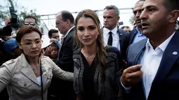 Ratu Rania dari Yordania (tengah) ketika mengunjungi kamp pengungsi Kara Tepe di pulau Yunani, Lesbos, Senin (25/4). Kunjungan istri Raja Abdullah II dari Yordania tersebut disambut antusias para imigran. (REUTERS/Alkis Konstantinidis)