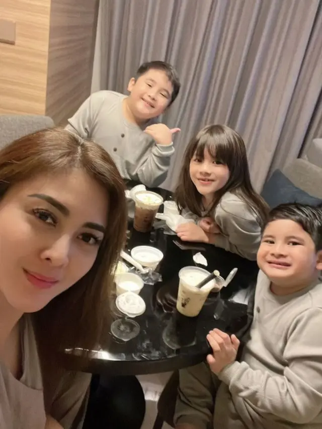 Dhena Devanka dan Ketiga Anaknya