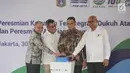 Gubernur DKI Jakarta, Anies Baswedan (kedua kanan) secara simbolis menekan tombol sebagai tanda peresmian kawasan integrasi transportasi Dukuh Atas dan peresmian Air Siap Minum di Stasiun MRT Dukuh Atas, Jakarta, Selasa (30/4/2019). (Liputan6.com/Faizal Fanani)