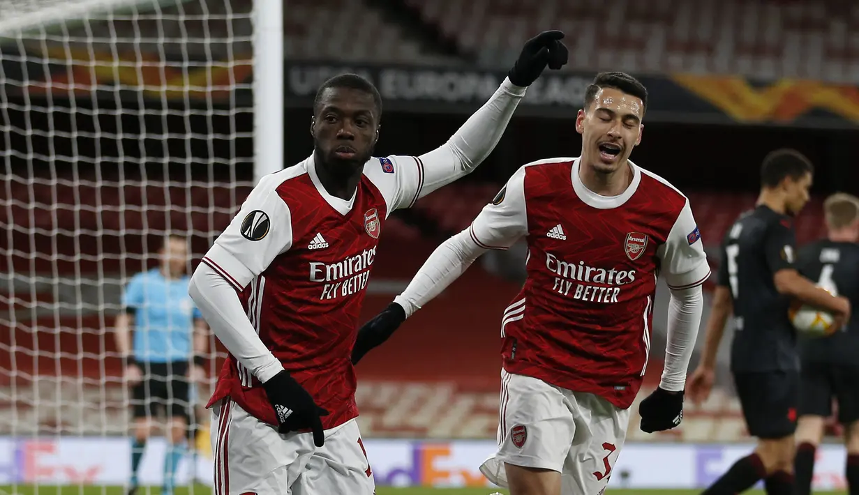 Gelandang Arsenal, Nicolas Pepe (kiri) melakukan selebrasi usai mencetak gol ke gawang Slavia Praha dalam laga leg pertama perempatfinal Liga Europa 2020/2021 di Emirates Stadium, London, Kamis (8/4/2021). Arsenal bermain imbang 1-1 dengan Slavia Praha. (AFP/Ian Kington)
