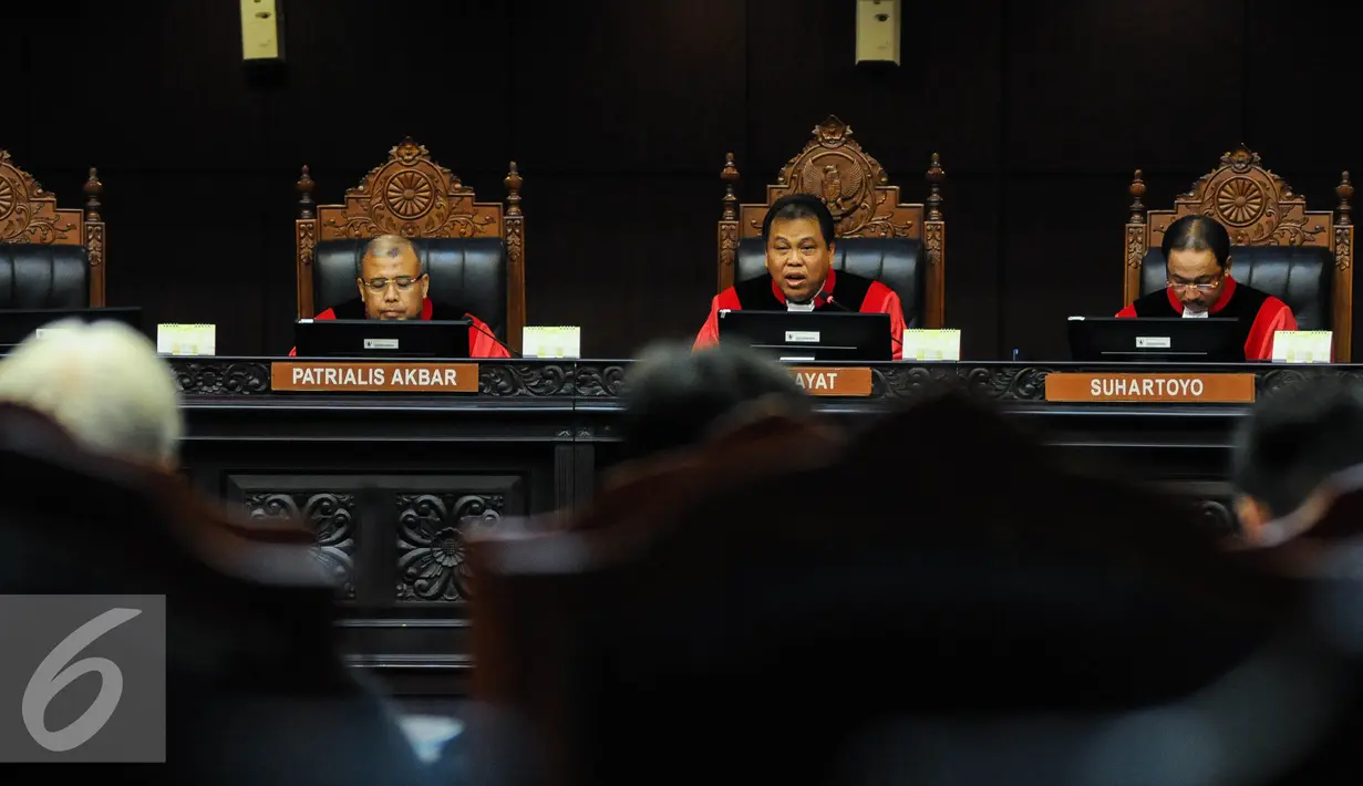Hakim Ketua, Arief Hidayat mendengarkan keterangan dalam Persidangan dalam Perkara Pengujian UU No.18 Tahun 2013 tentang Pencegahan dan Pemberantasan Perusakan Hutan (P3H)  di Mahkamah Konstitusi, Jakarta, Rabu (14/9). (Liputan6.com/Faizal Fanani)