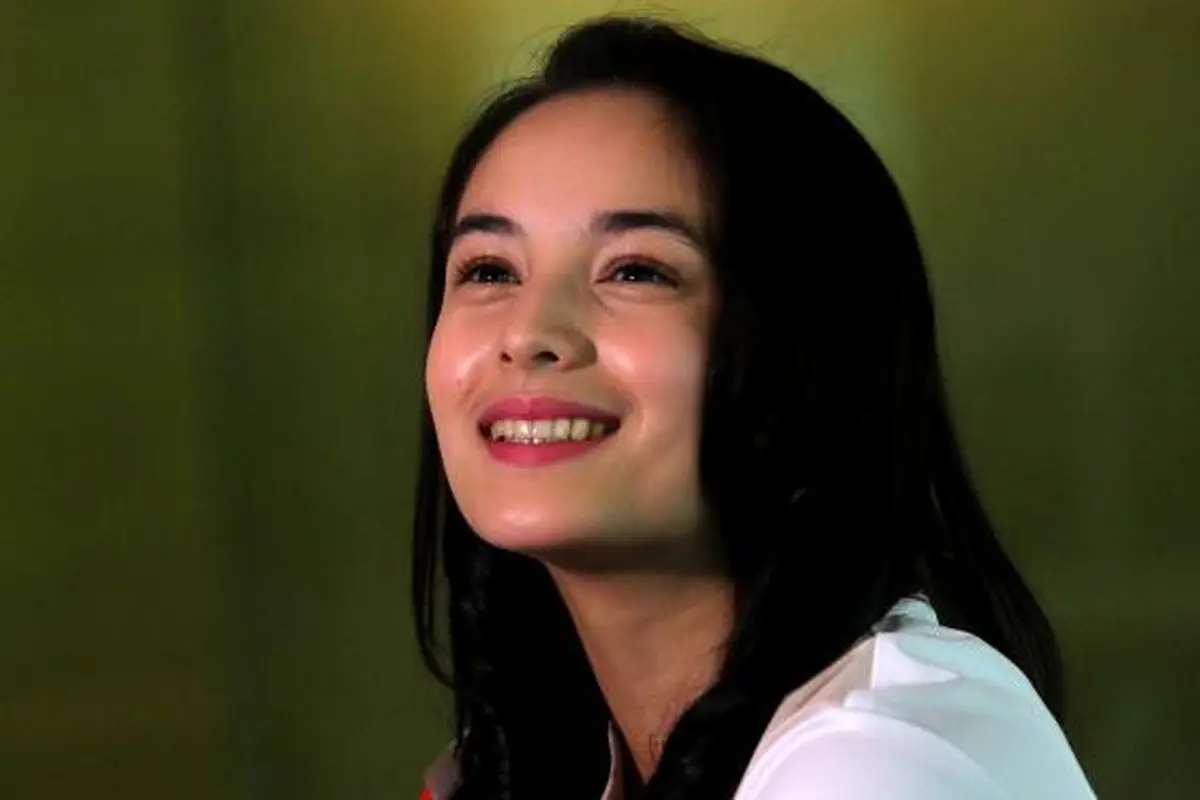 Senyum Manis Chelsea Islan Ini Bisa Bikin Pria Awet Muda
