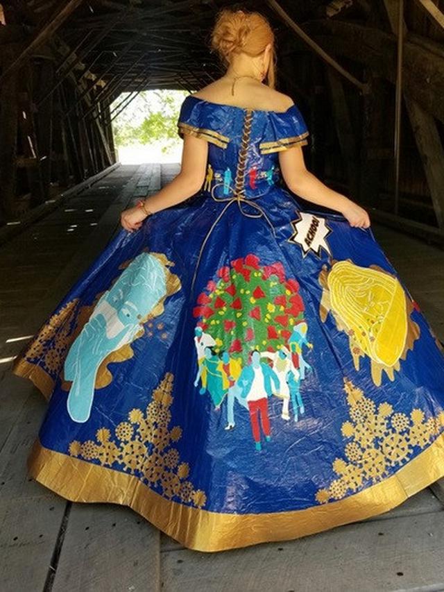 gadis buat gaun bertema corona dari lakban