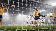Kiper Manchester United, Andre Onana gagal menghalau bola tendangan pojok pemain Wolves, Matheus Cunha yang berbuah menjadi gol pada laga lanjutan Liga Inggris 2024/2025 yang berlangsung di Molineux Stadium, Wolverhampton, Inggris, Jumat (27/12/2024) WIB. (AP Photo/PA/David Davies)