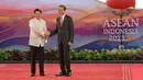 Presiden Indonesia Joko Widodo atau Jokowi (kanan) menyambut kedatangan Presiden Filipina Ferdinand Marcos Jr. dalam Konferensi Tingkat Tinggi (KTT) Ke-42 ASEAN di Labuan Bajo, Nusa Tenggara Timur, Rabu (10/5/2023). (Willy Kurniawan/Pool Photo via AP)