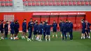 Pelatih Sevilla, Vincenzo Montella berbincang dengan pemainnya selama sesi pelatihan di Ciudad Deportiva, Spanyol (2/4). Sevilla akan bertanding pada leg pertama babak perempatfinal melawan wakil Jerman, Bayern Munchen. (AFP Photo/Cristina Quicler)