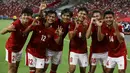 Gelandang Timnas Indonesia, Egy Maulana Vikri (kedua kanan) berselebrasi usai mencetak gol ke gawang Singapura pada leg kedua semifinal Piala AFF 2020 di National Stadium, Sabtu (25/12/2021). Laga dimenangkan Indonesia 4-2 lewat perpanjangan waktu 2 x 15 menit. (AP/Suhaimi Abdullah)