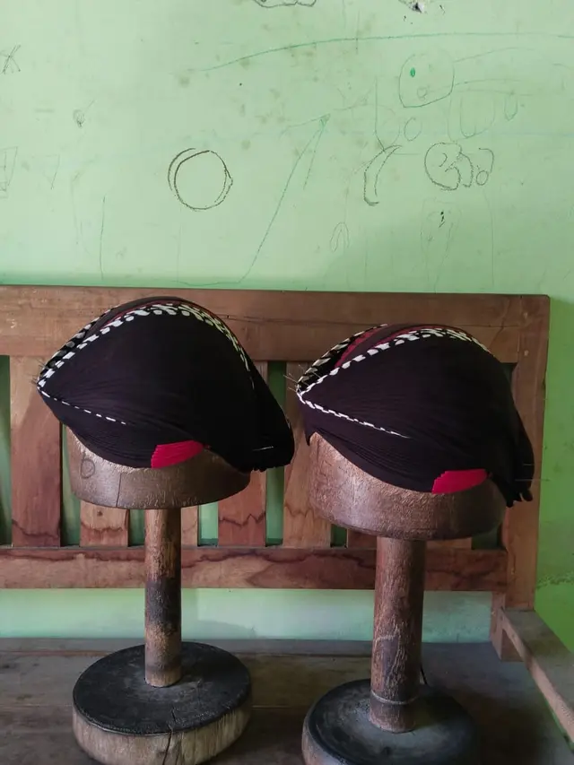 dua buah blangkon hasil karya Sunarso (46), salah seorang perajin blangkon asal Dusun Beji, Kalurahan Sidoarum, Kapanewon Godean