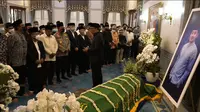 Suasana salat jenazah anak Ridwan Kamil, Emmeril Kahn Mumtadz atau Eril, di Gedung Pakuan, Bandung, Jawa Barat, Minggu (12/6/2022). (Youtube Humas Jabar)