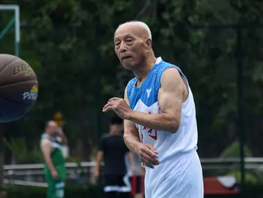 Li Chunfu (92) bermain bola basket di Jinan, Provinsi Shandong, China, Rabu (5/8/2020). Sebagai anggota tertua Tim Bola Basket Lansia Jinan yang didirikan pada 2012, Li Chunfu telah bermain bola basket dalam rutinitas hariannya sejak 1949. (Xinhua/Wang Kai)