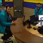 Dua mahasiswa Teknik Elektro Universitas Muhammadiyah Surakarta saat diwawancari di radio. (Foto: Tim PUHA)