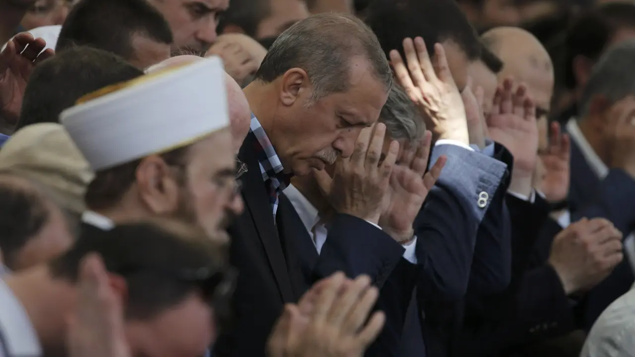 Presiden Turki Recep Tayyip Erdogan salat jenazah korban kudeta militer. (Reuters)