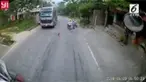 Insiden menegangkan terjadi, di mana seorang balita dengan santainya menyebrangi jalan sendirian saat dua truk hendak melintas.