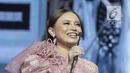 Penyanyi Rossa memberikan pidato kemenangan setelah menerima penghargaan dalam ajang musik SCTV Music Awards 2019 di Studio 6 Emtek City, Jakarta, Jumat (26/4). Rossa menyabet piala penghargaan penyanyi solo wanita paling ngetop SCTV Music Awards 2019. (Fimela.com/Bambang E. Ros)