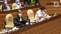 Menteri Perhubungan Budi Karya Sumadi (kiri) mendengarkan paparan anggota Komisi V DPR di Kompleks Parlemen, Senayan, Jakarta, Senin (25/1/2021). Rapat kerja tersebut membahas evaluasi pelaksanaan anggaran tahun 2020 serta program kerja Kementerian Perhubungan tahun 2021. (Liputan6.com/Angga Yuniar)