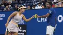 Petenis Indonesia, Aldila Sutjiadi (kiri) memberikan bola kepada petenis India, Rohan Bopanna saat bertanding melawan petenis ganda campuran Amerika Serikat, Taylor Townsend/Donald Young pada laga semifinal US Open 2024 yang berlangsung di di Stadion Louis Amstrong, New York, Amerika Serikat, Rabu (04/09/2024) WIB. (AP Photo/Eduardo Munoz Alvarez)