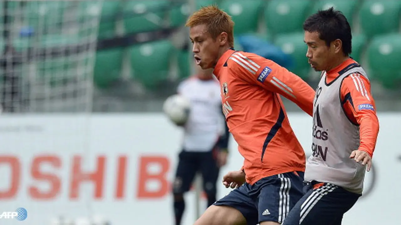 yuto-nagatomo-keisuke-honda-130709c.jpg
