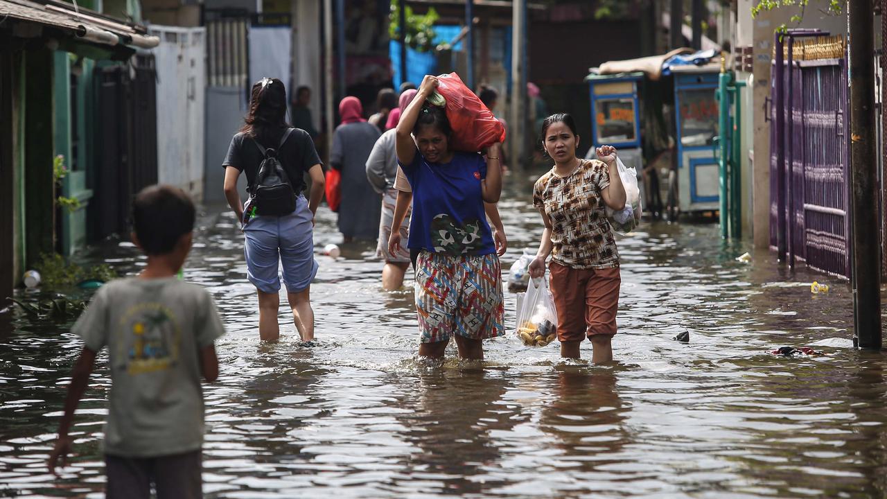 FOTO: Kondisi Banjir Jakarta Tak Kunjung Surut, 15 RT Masih Tergenang