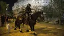 Polisi Israel menunggang kuda mengejar pemuda Palestina di dekat Gerbang Damaskus ke Kota Tua Yerusalem, selama bulan suci Ramadhan, Senin (19/4/2021). Polisi Israel bentrok dengan pengunjuk rasa Palestina, mengeluarkan meriam air dan kuda untuk membubarkan kerumunan. (AP Photo/Maya Alleruzzo)